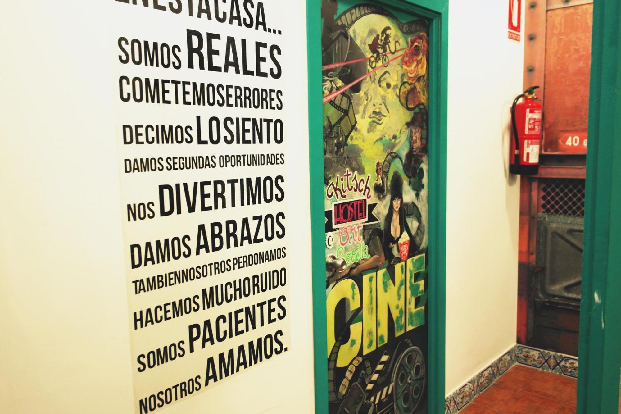 Sevilla Kitsch Hostel Art Стая снимка